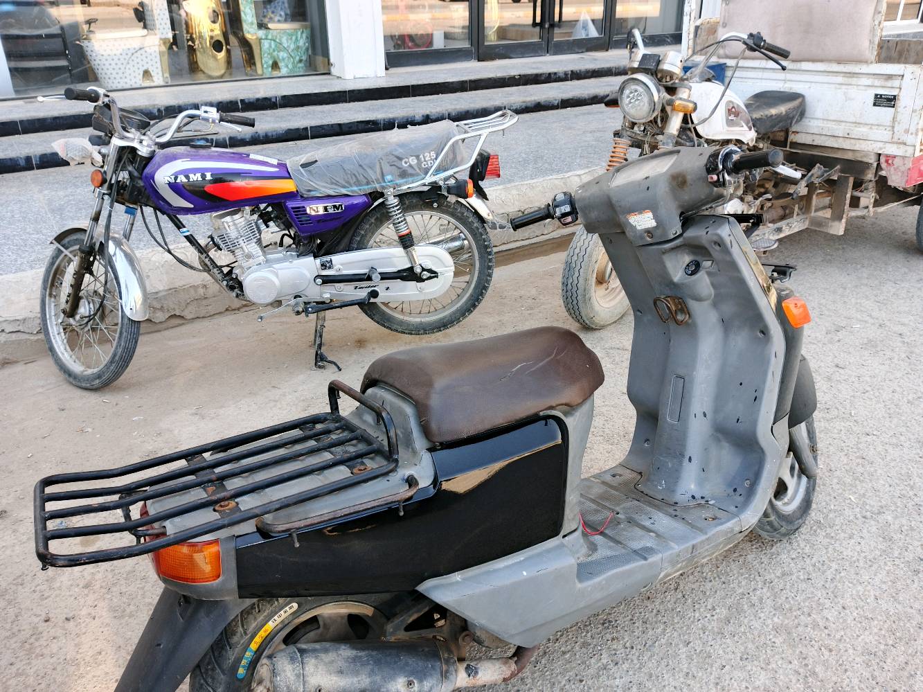 دراجه بيكم حلوه وغراض كلها جديده كفرات وكلش نظيفه سعر 250 الف
كوت داموك  