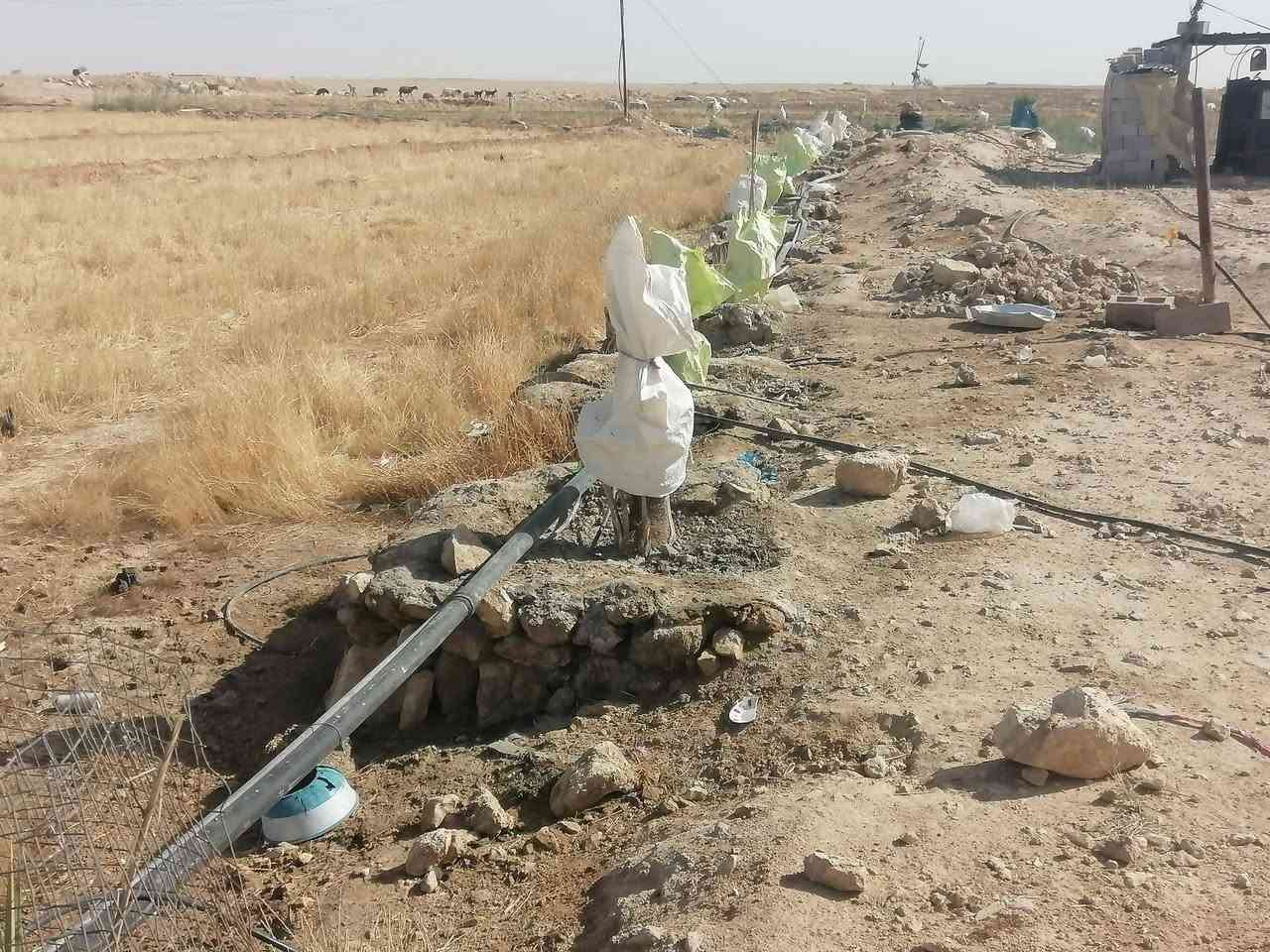 ارض زراعيه للبيع بيها عقدين
مساحتها 300 دونم ارض عدله مابيها ضهره .
موقعها باديه السماوه طريق السلمان قرب سيطره ال بطاح.

تباع معه معداتها البيها 

دفاعه 50 حصان.
بوري ماي حجم 5 انج العدد 82 بوري.

حوض ماء 26 ×26متر مربع وعمقه متر وربع.

بيت متكامل غرفه ومطبخ وبراني.

محوله خاصه للمزرعه250كيفي

حقل دواجن.

نخل العدد 45نخله انواع.

اربع ابار.

للستفسار: ***********
