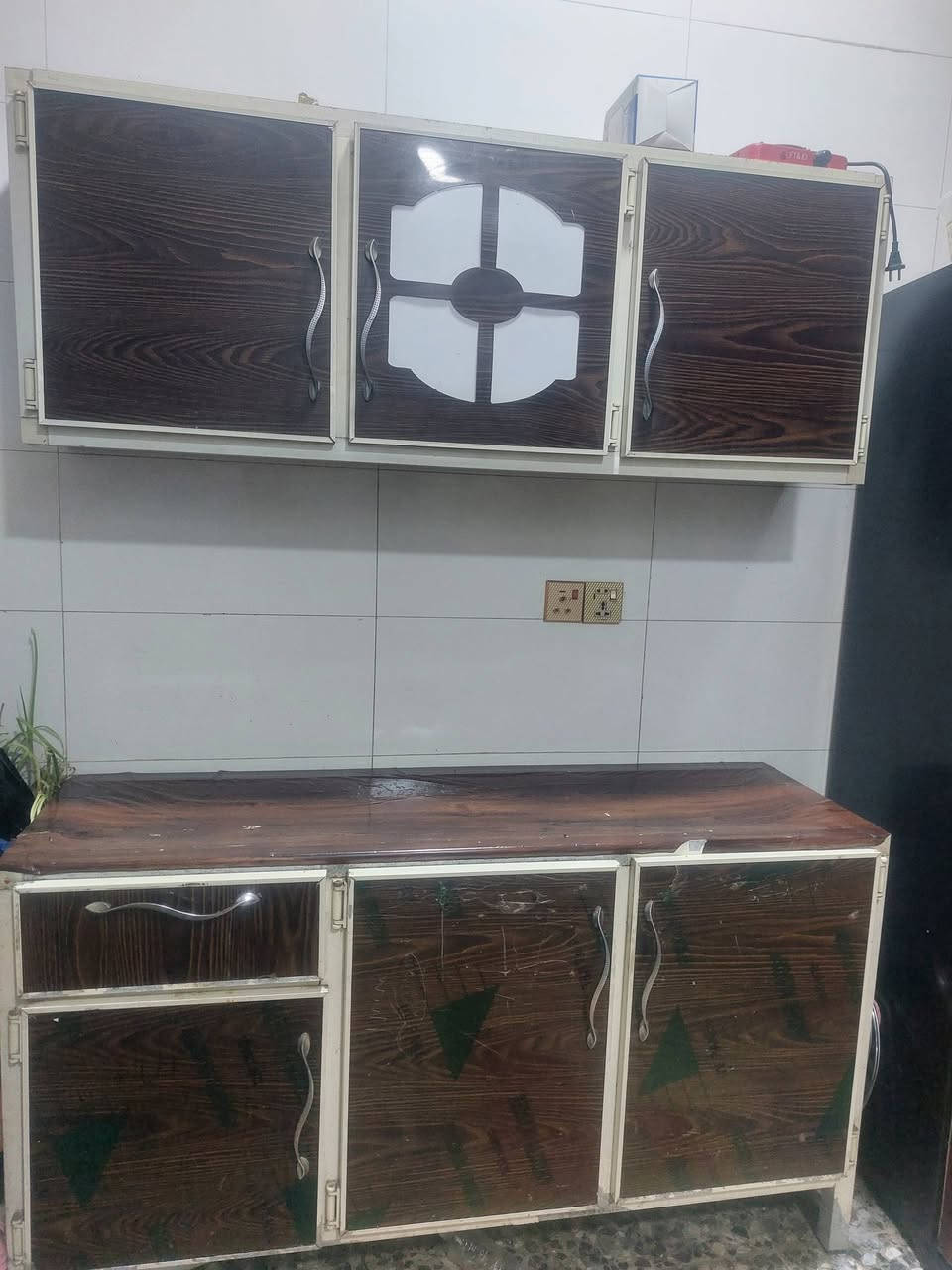 للبيع غراض منزل للبيع كاونتر ١٢٥ ثلاجه ٢٥٠ حجم كبير براد ٤٠ شغال حار وبارد وهيتر فان جديد ٢٥ مكاني الخطيب الزراعي قرب الهياكل للاتصال ***********
