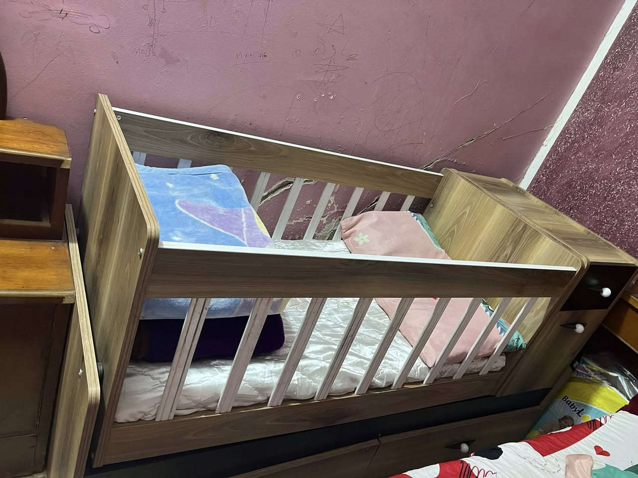 السلام عليكم 
سرير اطفال للبيع طول متر ونص
3 جرارات وباب جبير 
السعر 80 الف وبي مجال للتواصل 
على الخاص او على الرقم 
***********
