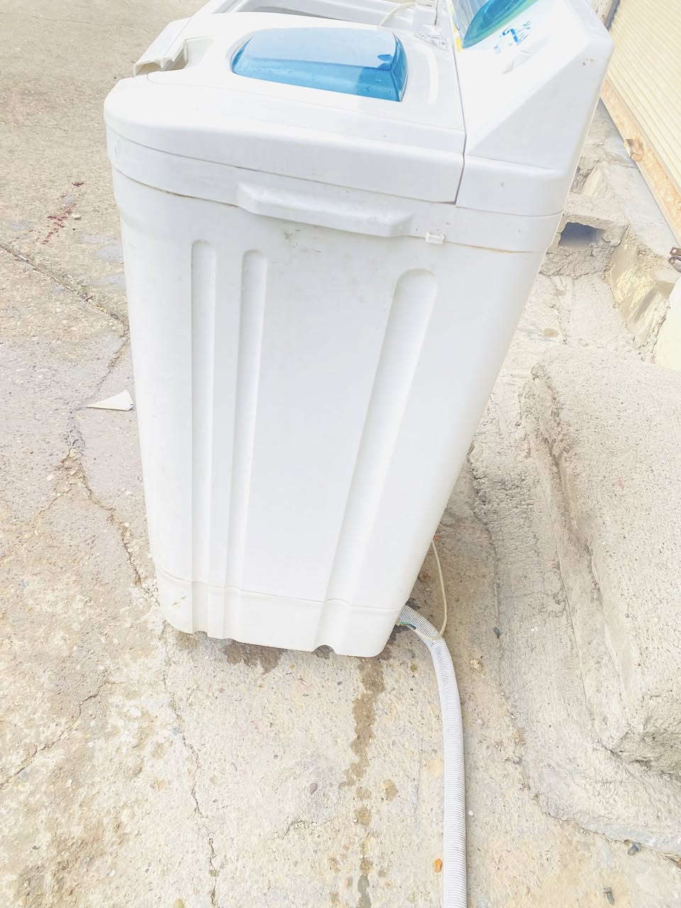 إسلام عليكم غساله شغاله بشرط كل عيب مابيهااا بلادي مامصلحه نوعيه هيتاشي (12كيلو) السعر 50 الشراي يتصل على الرقم ***********
