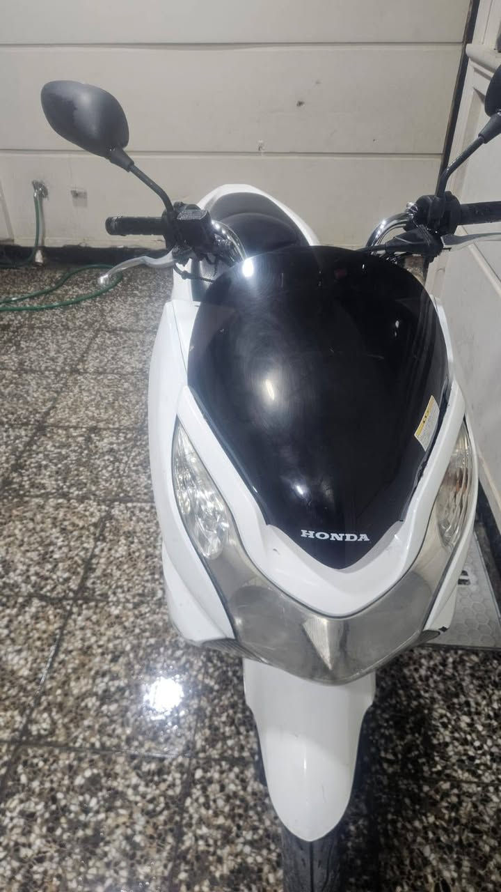 دراجة pcx جيل اول ياباني JF
صارلها سنتين عندي الله يشهد مموديها لمصلح ابد 
ال ابدل تاير ابدل بريك شغلات بسيطة 

بانزين كله محسن 
دهن موتل

الكشر شوية تعبان 
و الطوافة عطلانة 

مليون و 350 الف بيه مجال كلش كلش بسيط

البياعة شراية ليخابرون مالي خلك

الي يجيني يكلي اكو ارخص وانظف اي صح بس هاي بالصور روح للواقع وشوف لعبان النفس

بالمناسبة اكدر اكتب صارلها 3 اشهر بس حرام فلدكلي صارلها هواي
***********
