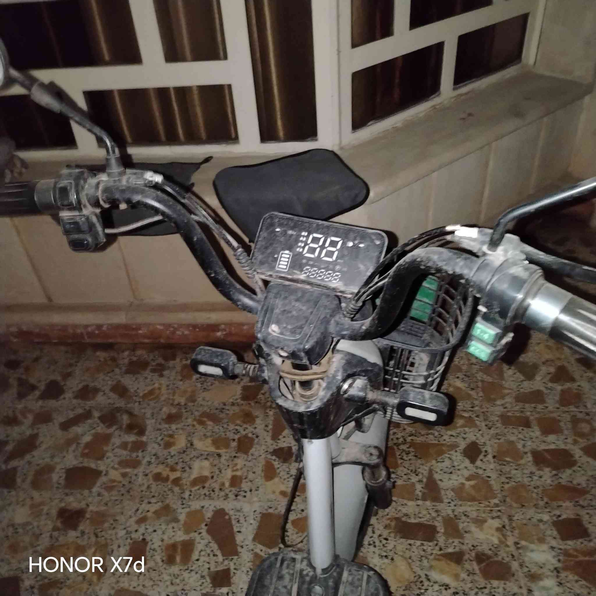 سلام عليكم ورحمة الله وبركاته دراجه شحن حجم14 بس البطاريات هابطة يحتاجلها تبديل 4سرع سرعه القسوة 99 السعر125وبيها مجال الاستفسار  ***********
