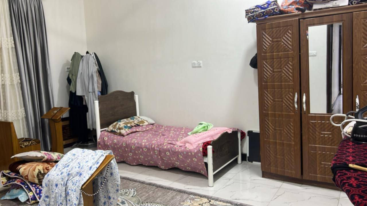 بيت للبيع بناء سنة 2024 طابقين في ابو الخصيب عويسيان قرب مدرسة الإعلام 
البناء طابوق للطابقين عدا الستارة والبيتونة فرمستون وبلوك
البيت طابو زراعي والمالك عراقي موجود 

مكونات البيت :
 الطابق الأول (الارضي) يحتوي على (غرفتين+صالة ومطبخ +إستقبال +كراج +صحيات+حمام+صحيات خارجية  + منور عدد 2 )
الطابق الثاني :
شقتين منفصلتين :
الشقة الأولى درجها معزول 
تحتوي على :
غرفتين منام +صالة مفتوحة + مطبخ +صحيات+منور+بلكونة
أما الشقة الثانية ناقصها فقط تشطيب كاملة تحتوي على :
غرفة 1
صالة كبيرة 1
صحيات 1
مواصفات البيت :-
-المساحة الكلية 228 متر
مساحة البناء 310 متر للطابقين 
- الواجهة  12وربع متر 
 -والنزال 19 متر 
علمآ ان الطابق الأرضي كهربائياته معزلة عن الطابق الثاني من ناحية الكيبل والدكم والجوزات الخ ..
والطابق الثاني كذلك ......
- الكهربائيات:- الجوزات والدكم والبلك سويج  شركة اوزن الاصلي 
علمآ يوجد خط ثاني لكل طابق 
ويوجد كذلك خط انترنت كامل .
البيبان والشبابيك :-
الشبابيك مع الكتائب cnc للطابق الأرضي والطابق الثاني. 
-الجنلات والفريمات 4 ملم .
-وبيبان الغرف والاستقبال شغل عراقي صاج درجة أولى للطابقين . 
-والجراجيب ماليزي جاوي .
-بيبان الصحيات المنيوم تفصال للطابقين.
ملاحظة/ المنطقة جديدة ومعزولة عن المنطقة المجاورها كاملة من ناحية الخدمات
 البيت يبعد عن الشارع العام الرئيسي 150 متر .
 رايده (245 مليون) وبي مجال تواصل وتساب ***********
