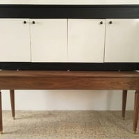 يوفر لك مساحه تخزين  يحتوي على 4 أبواب واسعة توفر لك مساحة كبيرة لتنظي...