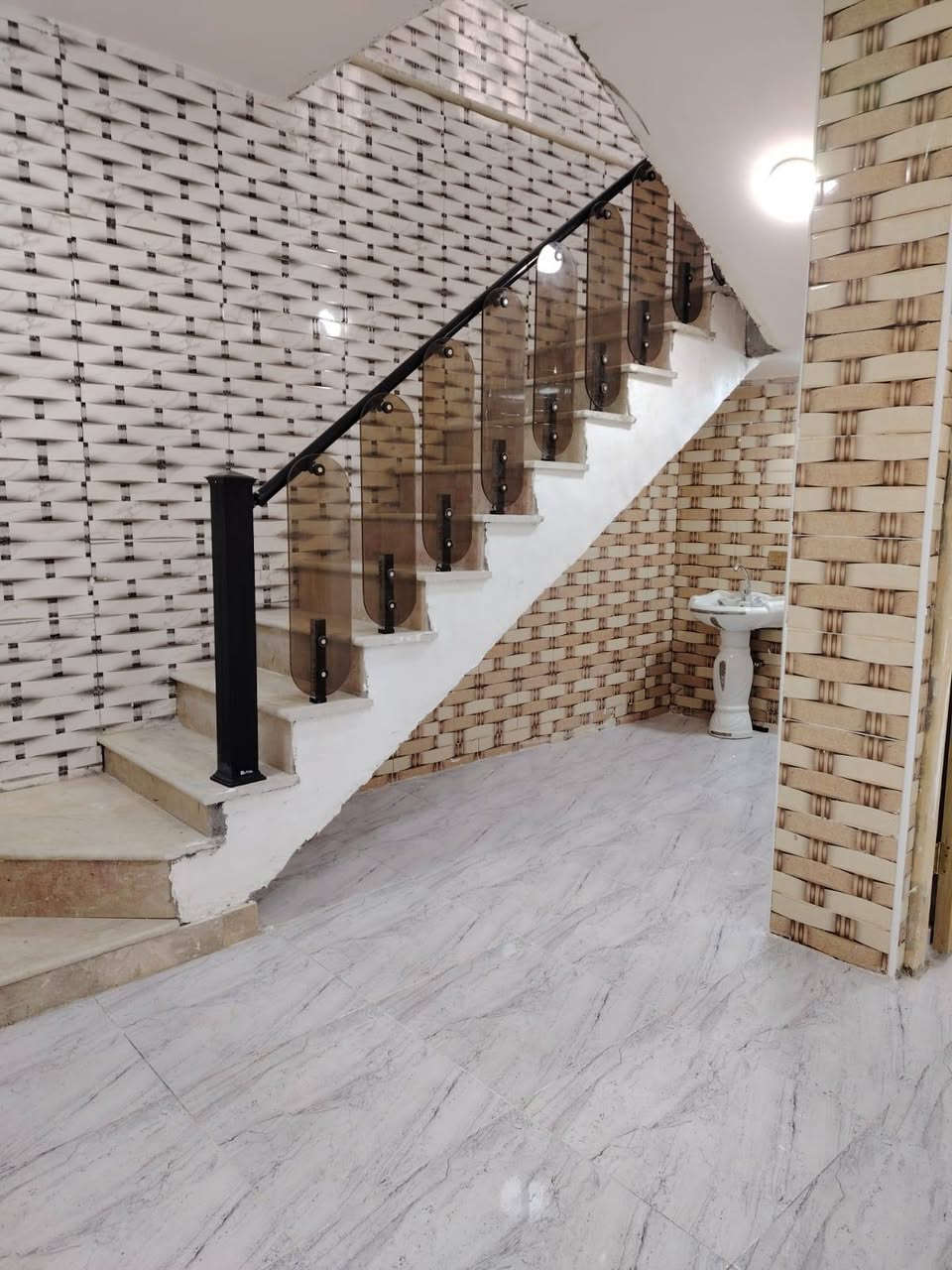 🏡 بيت للإيجار – بناء حديث مع مشتمل مستقل

📍 العنوان: شارع الحسينية، من جهة كربلاء بعد مول مون والبنزين خانة الأضواء، الشارع العريض (عرض 30 متر). بداية الشارع عند مطعم سفينة النجاة ونهايته عند موكب قمر بني هاشم، والبيت أمامه بعد فرعين.

🔹 تفاصيل البيت (الطابق الأرضي):

- حديقة صغيرة.
- صالة.
- مطبخ.
- حمام ومرافق.
- غرفتان مع سويت داخلي.
- غرفة إضافية.
- منور خلف البيت.
- ماطور وسخان جديد.

🔹 تفاصيل الشقة المستقلة (مفصولة نهائياً):

- غرفتان.
- صالة.
- مطبخ.
- حمام ومرافق عدد (2).
- درج وسطح مرتب.
- تانكي ماء سعة 1000 لتر عدد (2).

✅ المطلوب: عائلتان من الأقارب فقط، مثل الأب والابن أو الأب وعائلة ابنته أو أي أقارب.

للاستفسار والمشاهدة يرجى التواصل على الخاص أو الاتصال.
***********➡️اتص
***********➡️واتس
