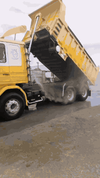 سلام عليكم سيارة للبيع 143حجم 400صفر 6 شاصي طويل مكصرة من جوى الشغل السيارة احلى من الصورة جاهزا عشغل بيها حصى كاز للستفسار عرقم ***********
