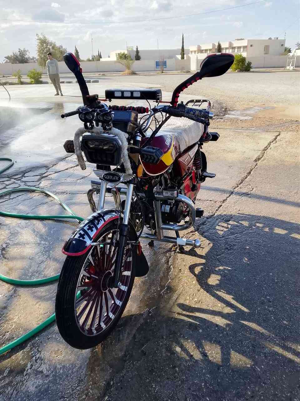 سلام عيكم موطور لبيع محرك 150 موديل 24  كهربايات كله شغاله نضافه تنشاف بل عين  ب صمات ثنين اوراقه موجوده سعر 950 وبيه مجال بصيط  لمو شراي لا يتعبني  ***********
