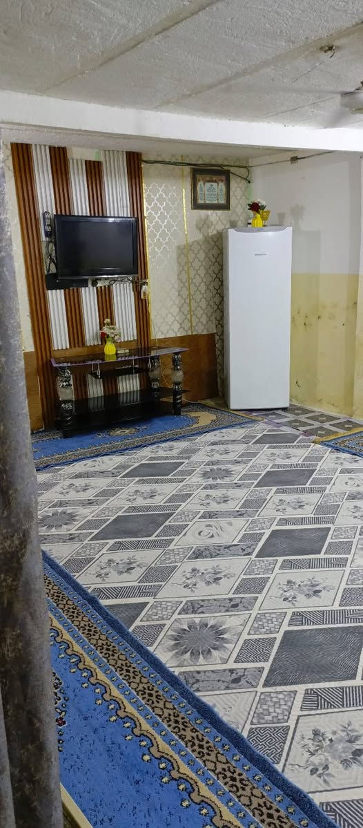 المساحة 200م
غرفتين، صالة، مطبخ، صحيات، طارمة +عرصة ترك مساحته العرصه 75من  ضمن مساحة البيت نزال 30 واجه 6 وربع
السعر 48 وبي مجال ... رقم الهاتف  ‏‪***********
العنوان الديوانية حي النهضه الثالثه قرب جامع شاكر هندس
