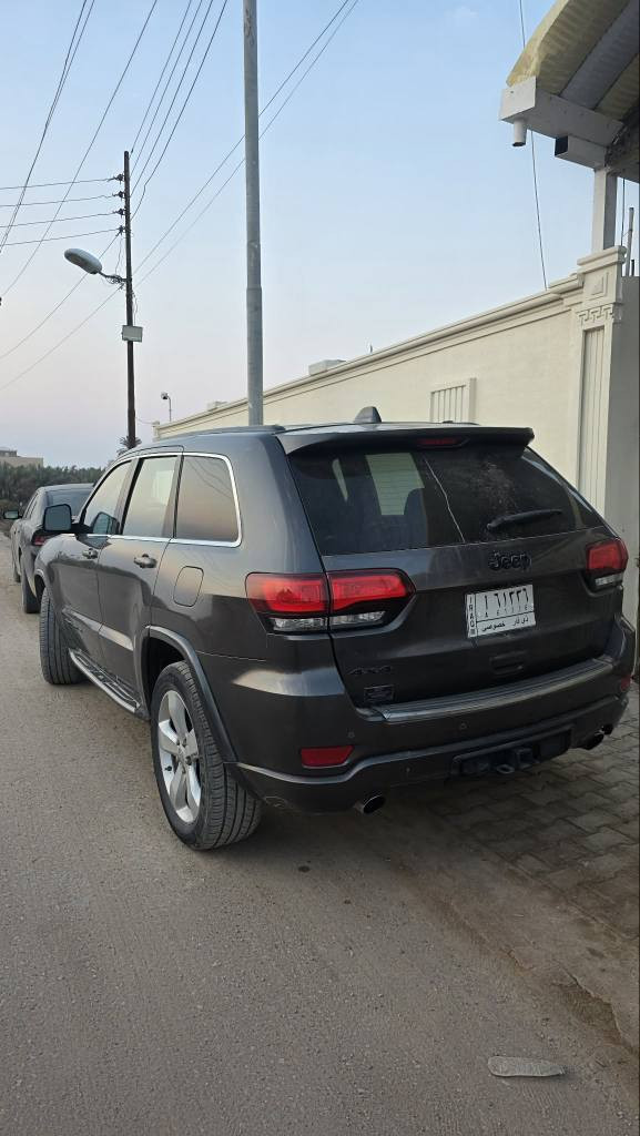 السلام عليكم للبيع او المراوس حسب القناعه
جیب کراند شیروكي بلاك توب موديل 2015 موصفات البلاك توب فتحه شاشه - كبيره - كشنات كنتاره - جنطه كهرباء ..... وبعد هواي مواصفات 

السياره بيها صبغ ٥ قطع 3 مال الحادث جاملغات وبنيد مثل ما موضح بصوره الحادث وقطعتين باب وجاملغ خلفي جهه السايق اثر دراجه انصبغن  بس معجون شويه بالباب

السياره باسمي تحويل ثاني يوم
 ال ١٥ يشتغل على البانزين العادي للي ميعرف مو مثل ال ١٦ وفوك لان محرك امريكي رخيص مو ايطالي غالي ويريد بانزین محسن

نواقصها بسيطه ربل مكينه ( دجات مكينه) شويه بالحداديه  السعر ١٧٥ وبي مجال مكاني البصره الاربع شوارع 

*********** البصرة, العراق
