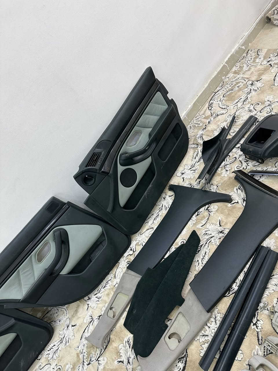 غرفه كامله زيتوني وفستقي  بس كشن السايق شويه بي شك  الباقي كوله جديده  سعره ٥٠٠ دولار لونين حته الفرشه زيتوني الدشبول والنص البطاين زيتوني مو اسود مكاني كربلاء للبيع ***********
