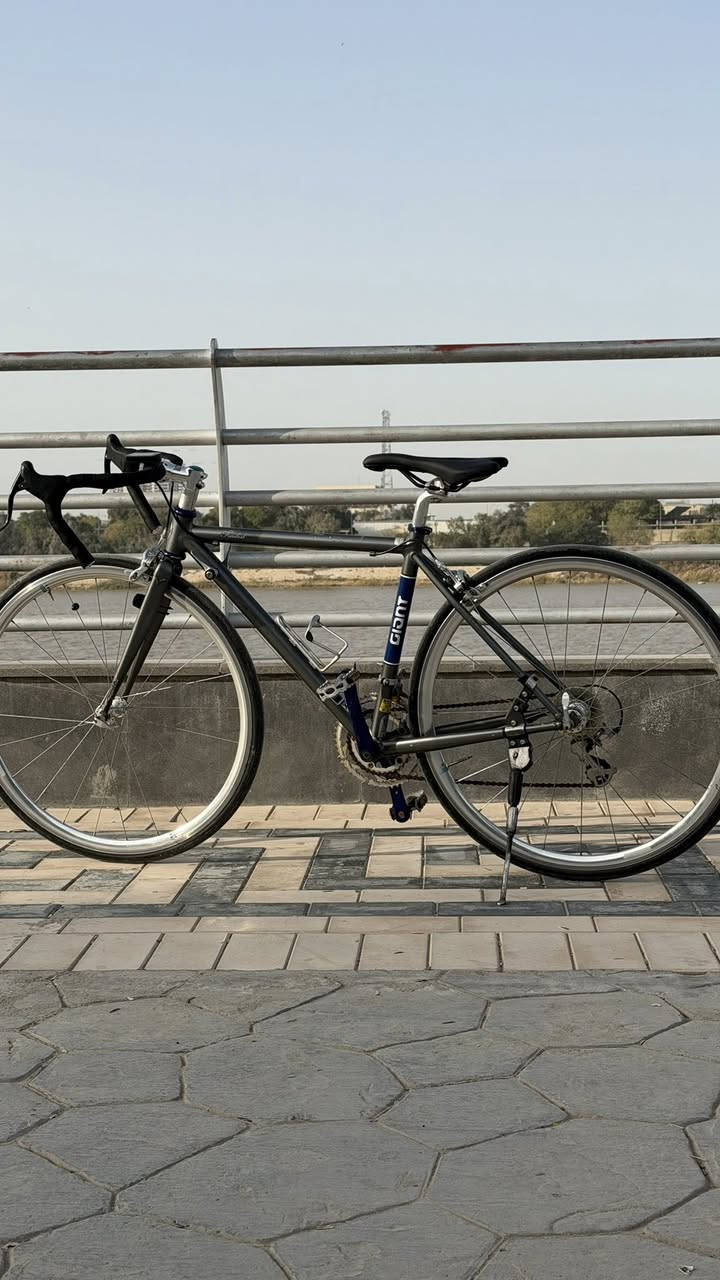 كلاسيك رياضي خفيف وجاهز للطرق الطويلة
دراجة جاينت  GIANT Tradist  موديل 2011 بحالة ممتازة وأداء رائع 

 ألمنيوم خفيف وقوي

مقاس XS  حجم 28– 470mm

مناسبة للطرق الطويلة والمشاوير البعيدة

نظام  كير في لشة  خلفي 7 سرعات وأمامي 2

قيادة سلسة وثابتة  ومريحة 

السكانها الأصلي العدل موجود 

 عداد سرعه  موجود ويا 

تصميم كلاسيك أنيق بلون رمادي مع لمسات زرقاء

السعر 275 الف 

رقمي واتساب ***********

مكاني بغداد ساحة الوثبة
