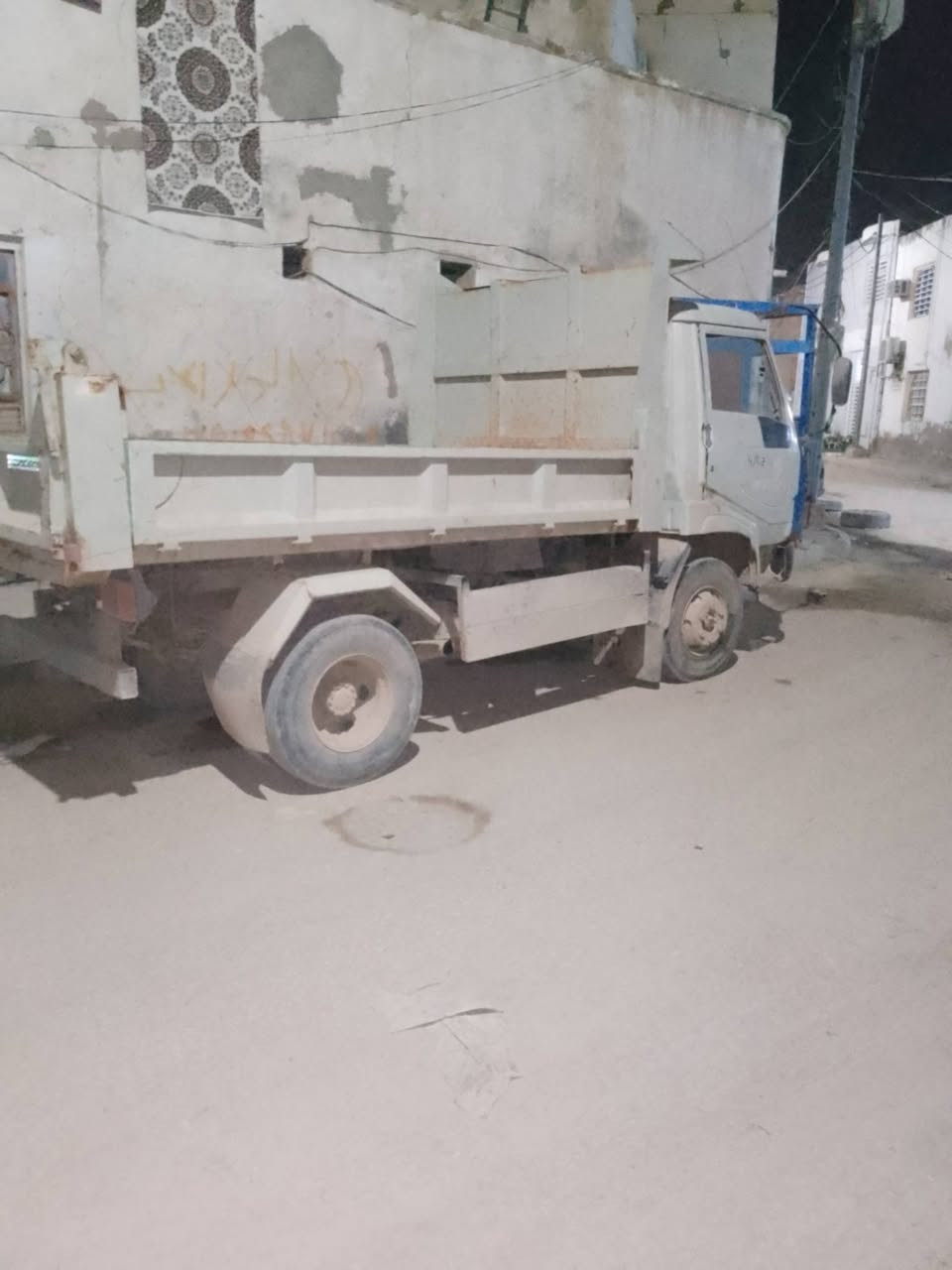 سيارة للبيع خيط بخار گير واكسن ومحرك وشاصي وتخم تاير نظيفات وبدي نظيف مراوس عادي رقم  بصره رقم التصال ***********
