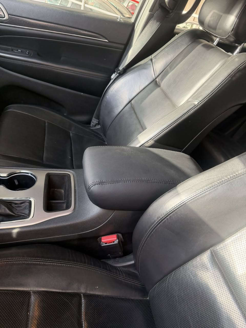 السلام عليكم .. للبيع جيب شيروكي موديل 2018 لمتد فول مواصفات بانوراما داخل جلد اسود شاشه جبيره كشنات كهرباء مدفايه رقم بغداد لون ابيض ماشيه 48 الف ميل بيها صبغ جاملغ وبنيد وجوه الكلر مال باب السايق والورا كيرها وميكنتها مكفولات ومسيرفسه السياره بدون اي نقص سونارها وصور حادثها بالمشنور ودواخلها وشواصيها مكفوله السعر 22000$ وبيها مجال للاتصال *********** بغداد الوزيريه
