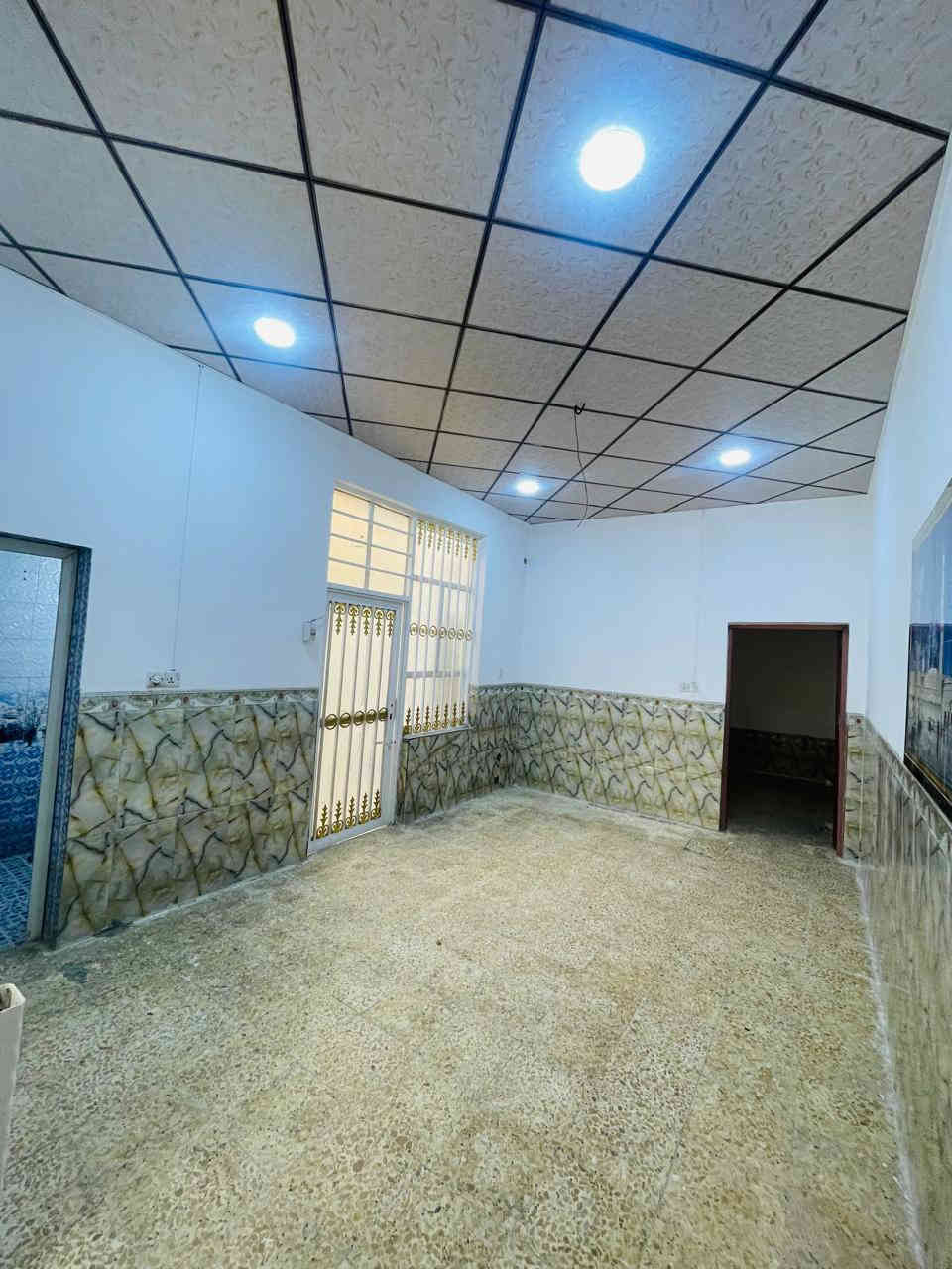 السلام عليكم 
بيت 100 متر صب كونكريت طابق واحد 
غرفه وصاله ومطبخ واستقبال وصحيات داخليه وخارجيه وطارمه السعر 110 
رقم العقار 79 حي ميسان للاستفسار الأتصال على الرقم التالي الكوفي للوساطة العقاريه ***********
