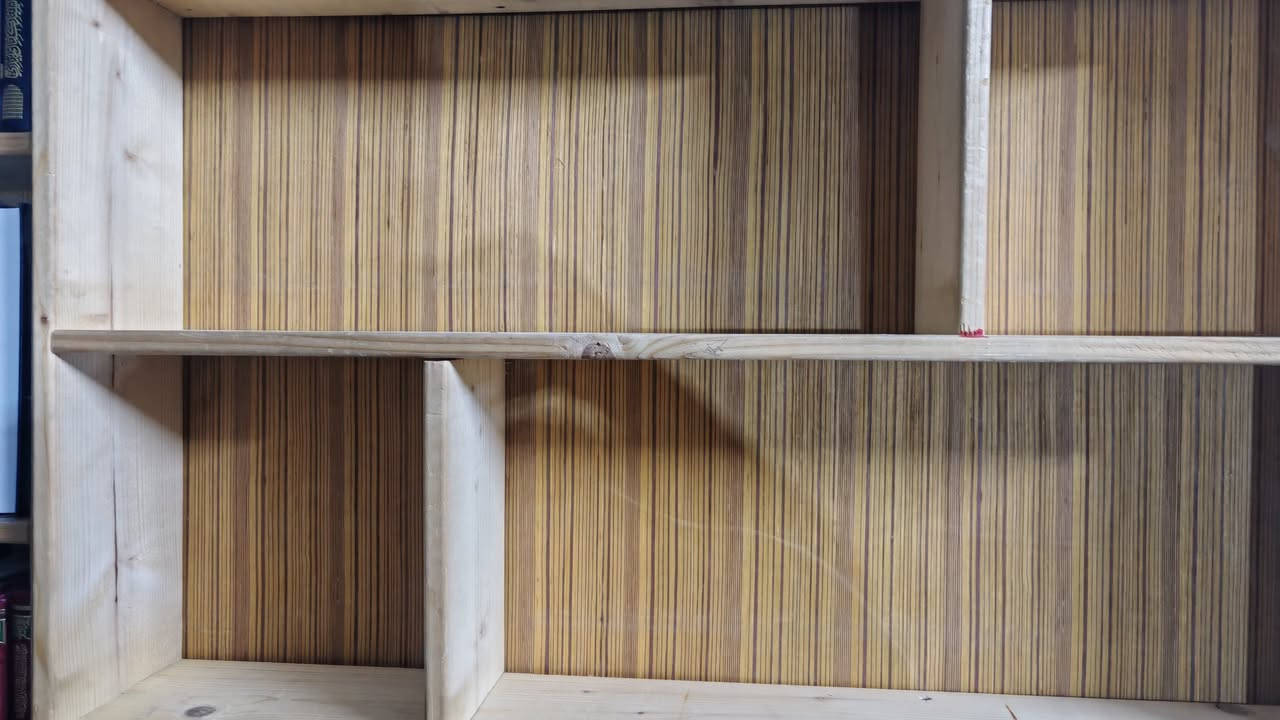 مكاتب للبيع
الارتفاع :قياس ٢٤٠ سم 
العرض : متر 
كل مكتبة ٧ رفوف
تأخذ أكثر من ٢٥٠ كتاب مجلد
السعر : 125الف للمكتبة الواحده 
للتواصل :***********
