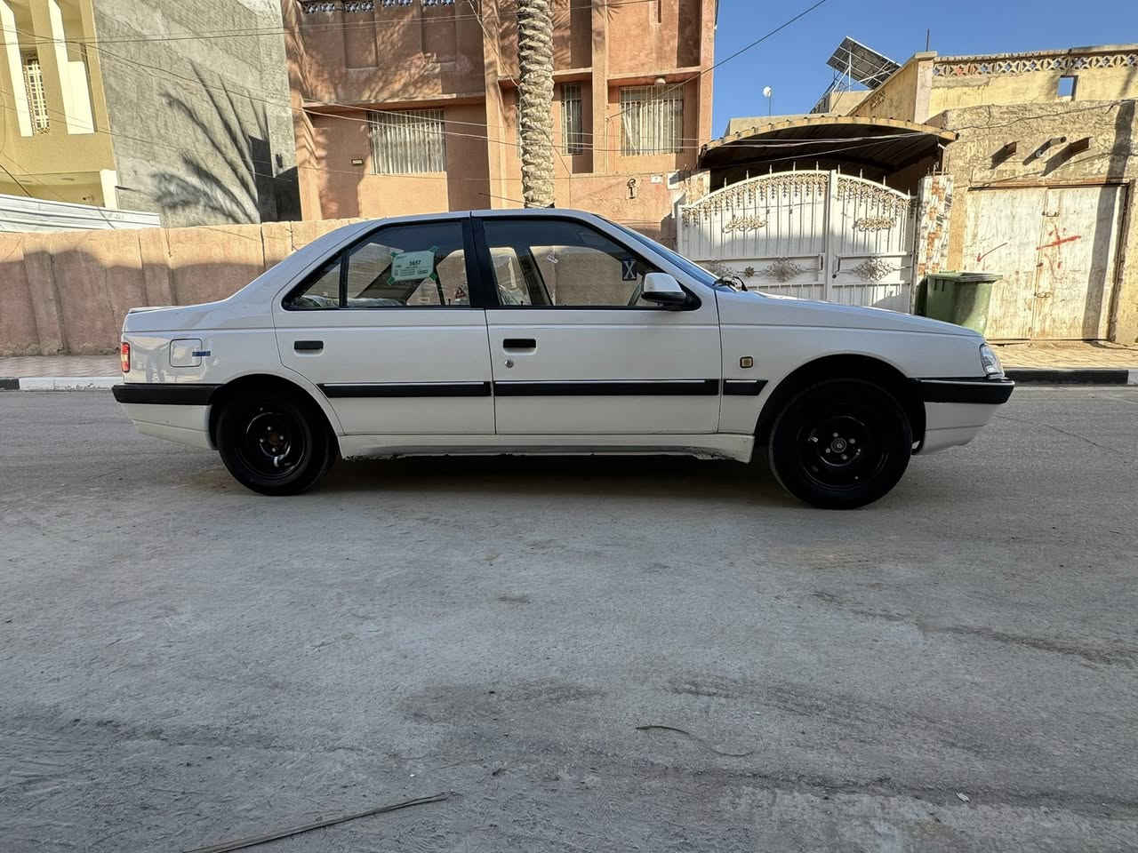 سلام عليكم بيجو اكد موديل 2013السياره كفاله عامه لادوسه ولا داير معمر بيه  عل بلاد كله مكينه فرنسي قطره بنص كير تخم تاير تبريد حداديه خير من الله سياره (السعر  44     بيه مجال لطيبين  مكان السياره  كربلاء طوريج   ***********
