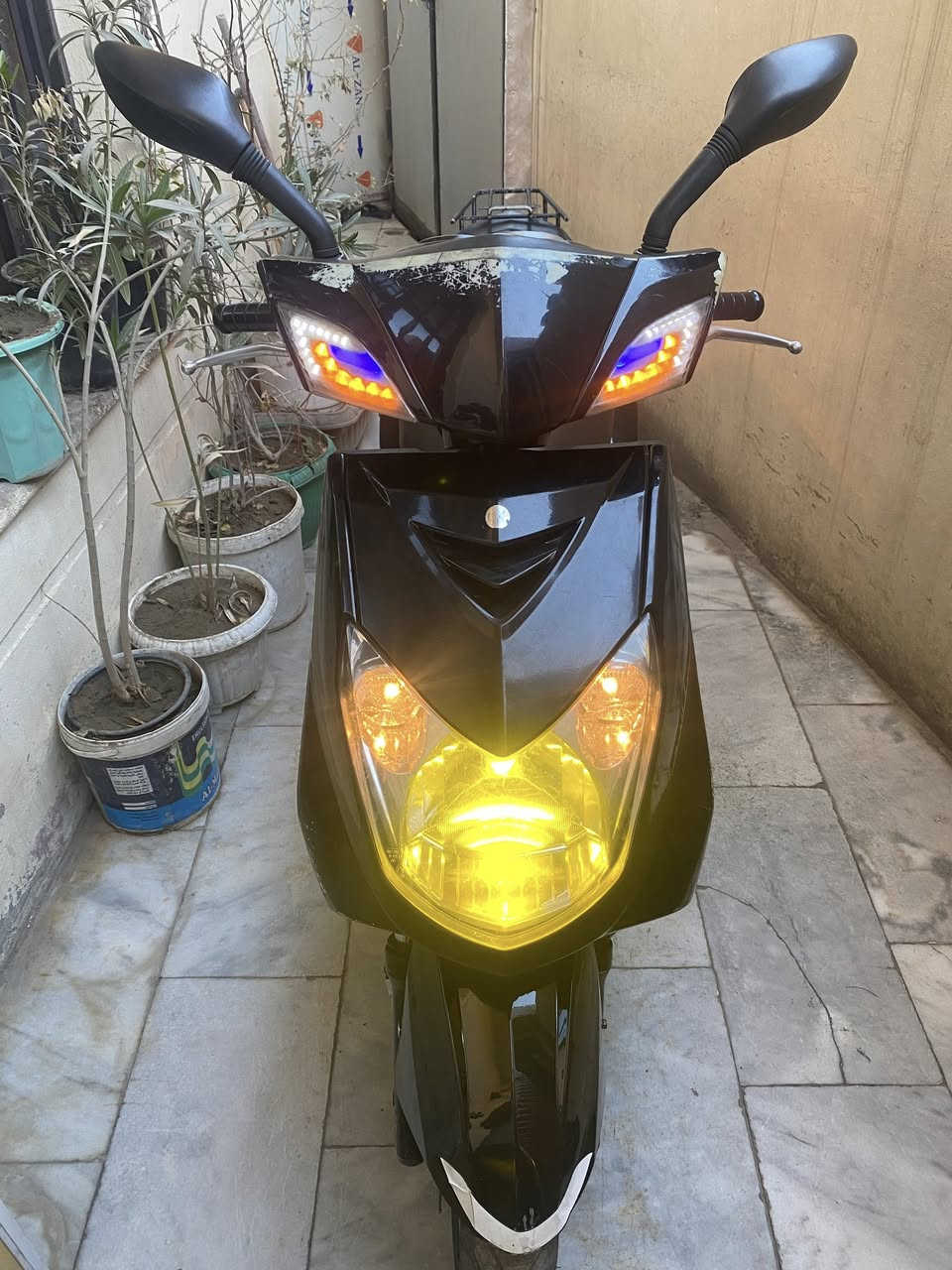 السلام عليكم دراجة سكنس فحل النضافة كدامكم محرك ناعم السعر 550 وبي مجال ***********
