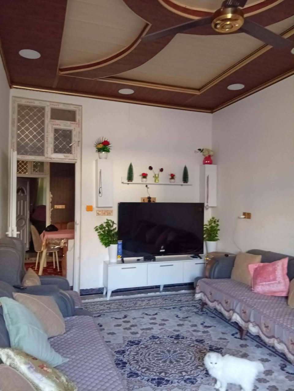 🏠 دار للبيع في المفرق:
- طابقين:
    - الأول: غرفة نوم، استقبال، صالة، مطبخ، حمام
    - الثاني: غرفتين، صالة، حمام
- الأرضية: كرانيت ناشف فول مواصفات
- السند: طابو زراعي، سند 25
- المساحة: 125 متر
- السعر: 85 مليون، بيه مجال

للاستفسار: *********** أو ***********
