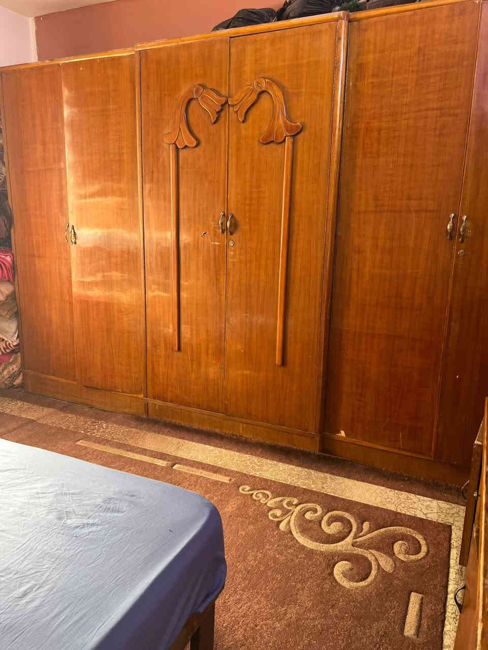 غرفة نوم داخل خارج صاج بيها نقص بس التاج مال  جربايه  العنوان بداية الخطيب الزراعي قرب معمل الغاز. للأستفار *********** متواجد واتساب السعر ٥٠٠ الف مع مجال للشراي
