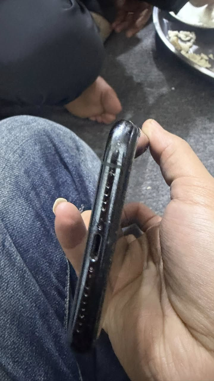 سلام عليكم ايفون ١١ برو ماكس لون زيتوني
بطارية ٧١  مبدل شاشه اصلية 
سعر ٢٠٠وبي مجال 
***********
