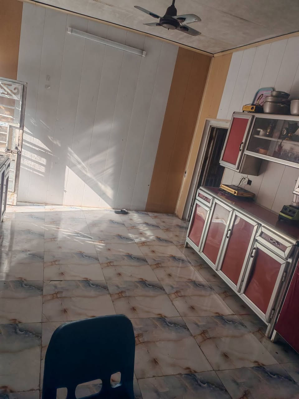 للبيع بيت زراعي بالديوانيه منطقة ال حمد قرب مزار سيد هاشم ابو عرابيد خلف عمارات يحتوي على غرفتين وصالة ومطبخ وبراني وصحيات المساحة 300متر السعر 40وبي مجال الاتصال ***********
