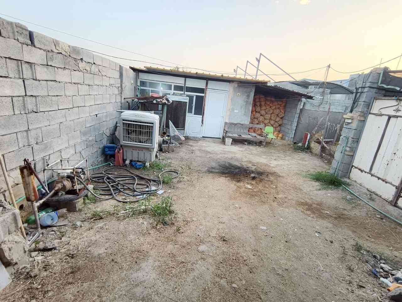 السلام عليكم
حقل مال ابقار للبيع 

المساحه 325

سند طابو زراعي 

غرفه مال تبن مع غرفه استراحه مع بير ماء
العنوان صلاح الدين قضاء بلد قرب البرندس

الاستفسار ‏‪***********‬‏
