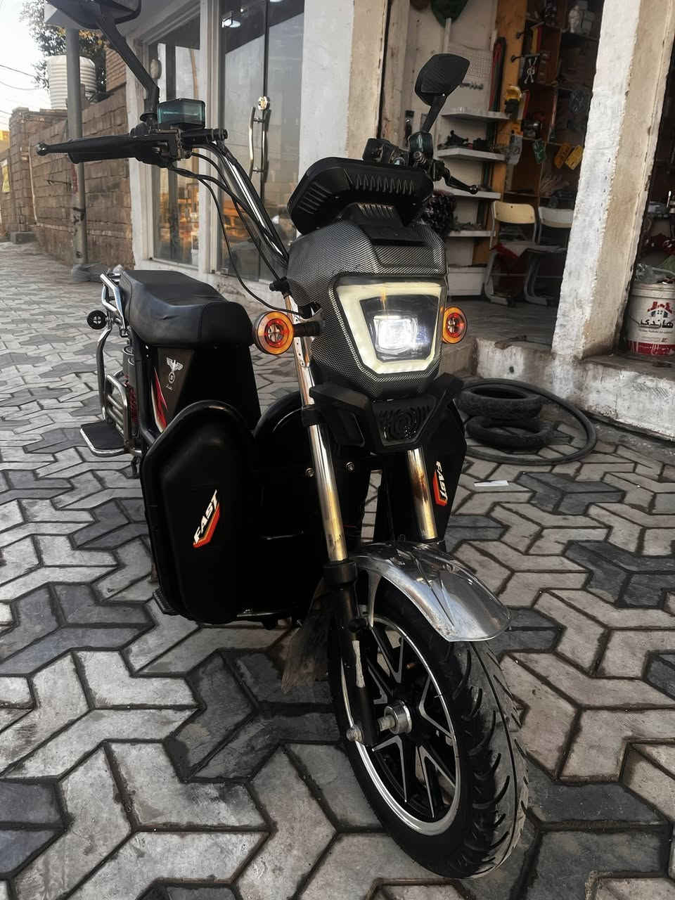 السلام عليكم متاح دراجة شحن موديل 24 بطاريات على فحص فول شرط الفحص 5باتري
فول مواصفات دبل إشارة لايت عالي ناصي 
سويجً عدد 2بصمةًعدد2 كهربائيات كلهة بلادية 
مكاني فلوجة شارع ستين 
لاستفسار ***********
