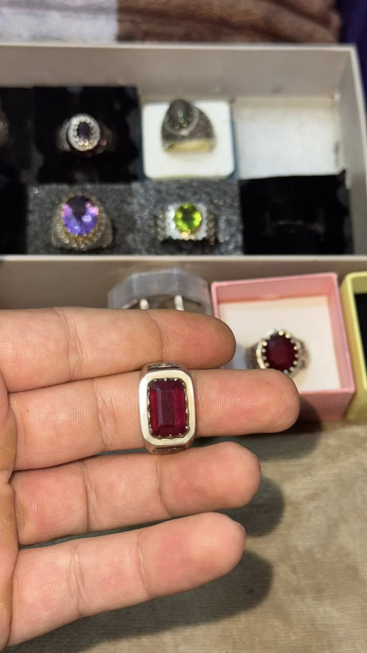 ياقوت احمر افريقي نقي اصلي 100‎%‎صياغه يدويه ثقيله مرصع ب 6 حبات الماس و ياقوت ازرق زفير 
هـ ***********
