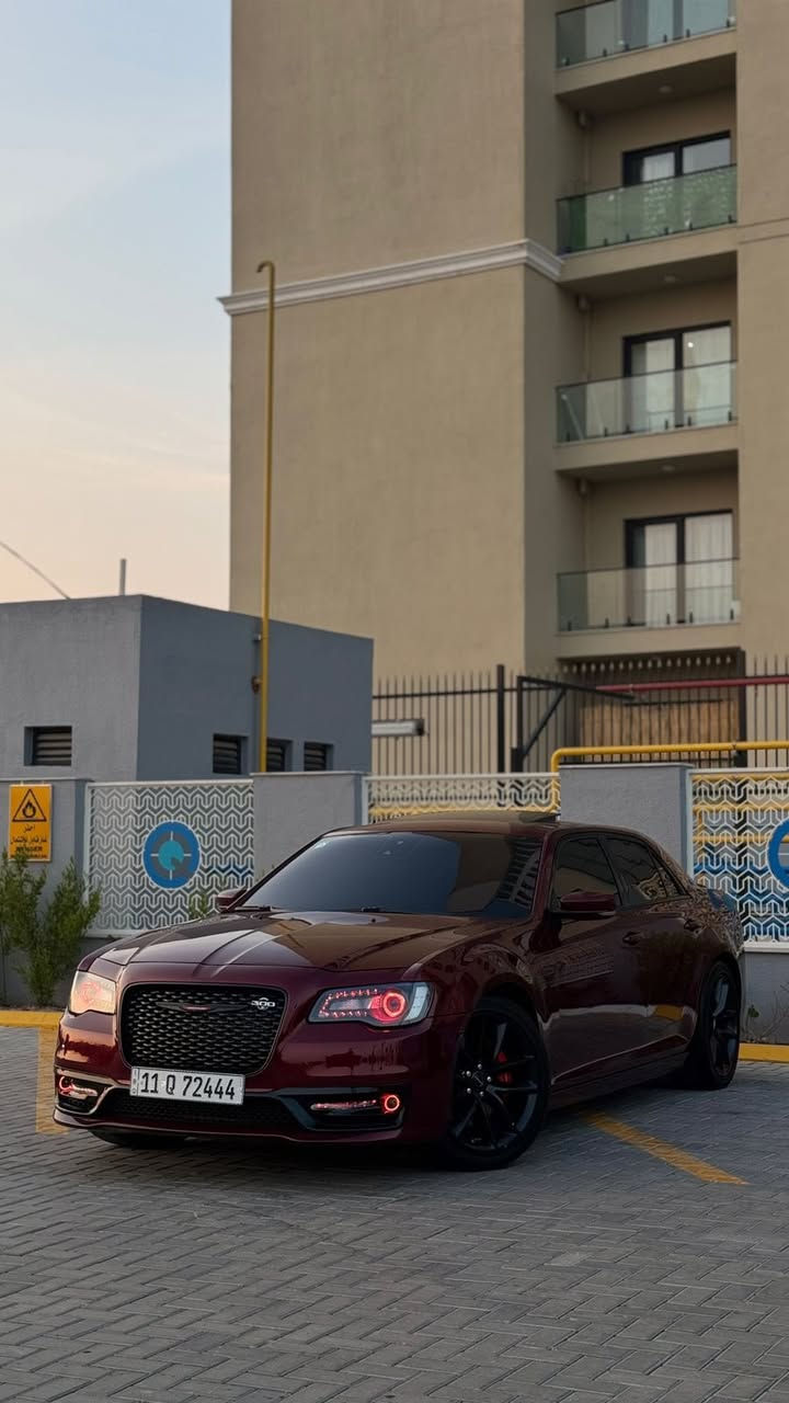 سعر مناسب 338 وبيه مجال�ً للبيع اوباما srt 2023 النداء الاخير
اللون: كرزي

العداد: 14,000ميل 

الرقم: بغداد باسمي

الفئة: أعلى فئة – مواصفات خاصة

الموقع: بغداد

أهم المواصفات المتوقعة لكرايسلر SRT 2023 Last Call (أعلى فئة):

الاضافات :

اكزوز كورسا

اوركل بجم كامل متحرك 

الأداء

محرك HEMI V8 سعة 6.4 لتر بقوة تقريبية 485 حصان.

ناقل حركة أوتوماتيكي 8 سرعات مع نظام تبديل السرعات من المقود.

نظام دفع خلفي

جنوط SRT رياضية قياس 20 إنش.

أضواء LED أمامية وخلفية مع إضاءة نهارية.

فتحات تهوية على غطاء المحرك لزيادة التبريد.

مقاعد جلد نابا مع شعار SRT، تهوية وتدفئة للمقاعد الأمامية.

شاشة وسطية Uconnect قياس 8.4 – 10.1 إنش (حسب النسخة) مع دعم Apple CarPlay و Android Auto.

عدادات رقمية SRT مع أوضاع قيادة رياضية (Track, Sport, Auto).

نظام صوتي فاخر Harman Kardon أو Alpine (19 سماعة).

مقود رياضي مسطح من الأسفل مع تحكمات متعددة.

السلامة والمساعدة:

نظام تحذير من التصادم الأمامي (FCW).

نظام مراقبة النقطة العمياء (Blind Spot Monitoring).

حساسات أمامية وخلفية + كاميرا رؤية خلفية.نظام مانع انزلاق + تحكم إلكتروني بالثبات.

***********
