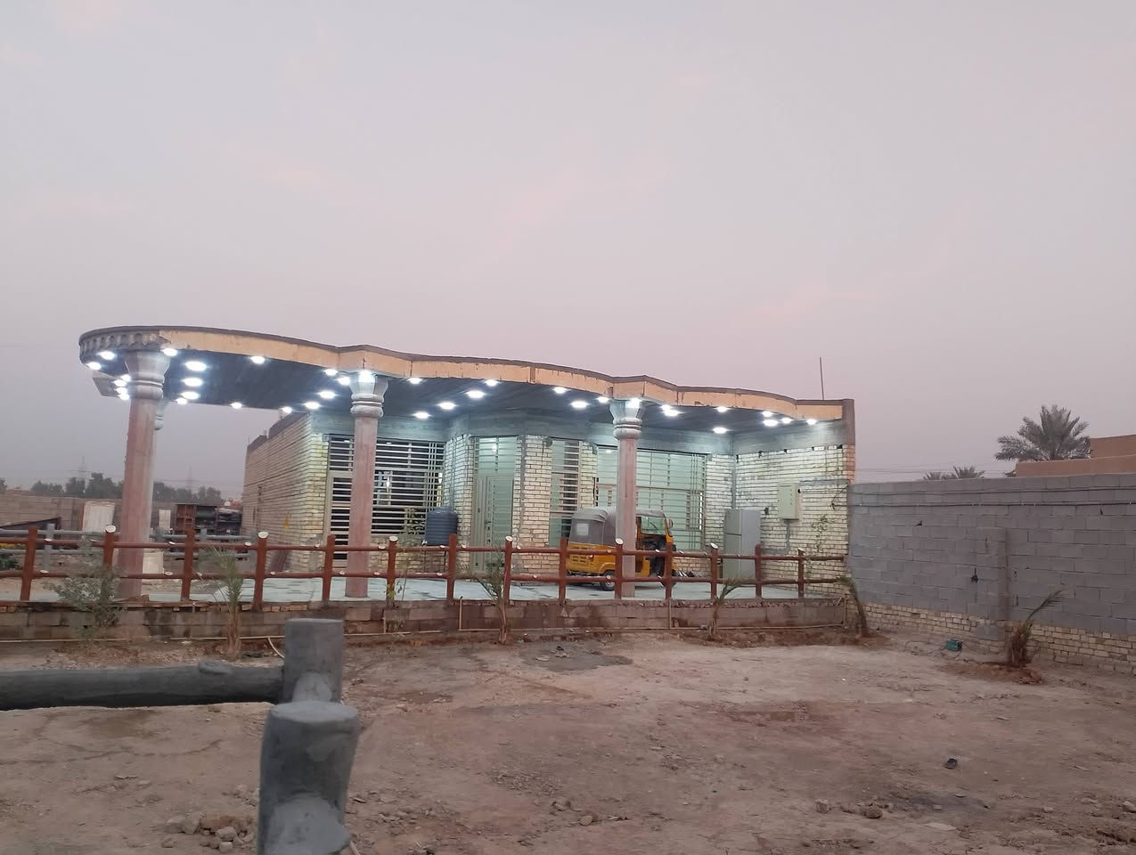 السلام عليكم اخوان عندي دونم البيع يحتوي بيت غرفه نوم عدد 2
صاله مع حمام مع تواليت  منورين 
مطبخ بارد 
مطبخ حار 
ستقبال 
كلدور 
صحيات خارجية 
محتوي على بيت 1000 متر 
باقي 1500 متروكه 
الخدمات الكهرباء +مياه+ تبليط+ مدرسه 
العنوان بغداد السعادة

رقم الهاتف ***********
