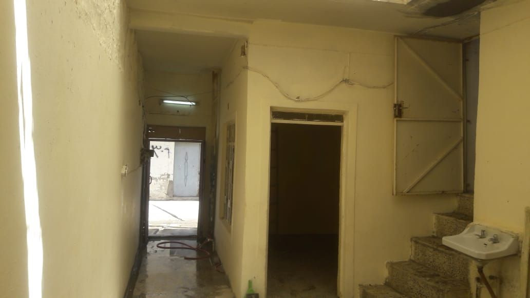 دار شرقي صغير ٧٠متر  , للايجار  في حي الجزائر قريب من شارع التل فرع الوكيل شلال  يحتوي على غرفتين وحوش (مسقف بلاستك)ومطبخ وحمام. وفي السطح مرافق صحية ومخزن  .الارضي والسطح مبلط كاشي .
للتواصل 
***********
