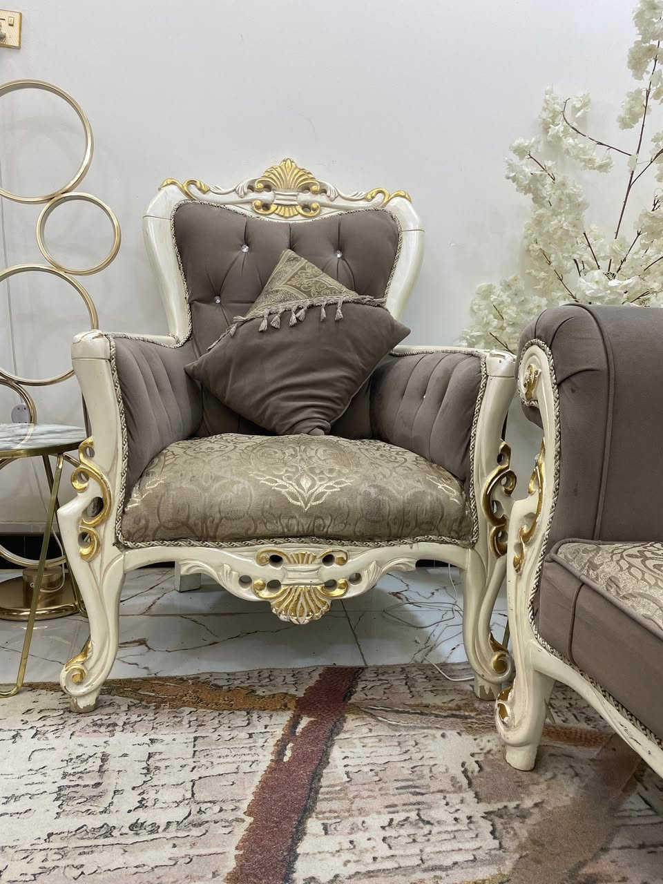 تخم قنفتين واربع كرااسي وطبلات وميز سيت كامل نضيف وفخم للتواصل ***********
