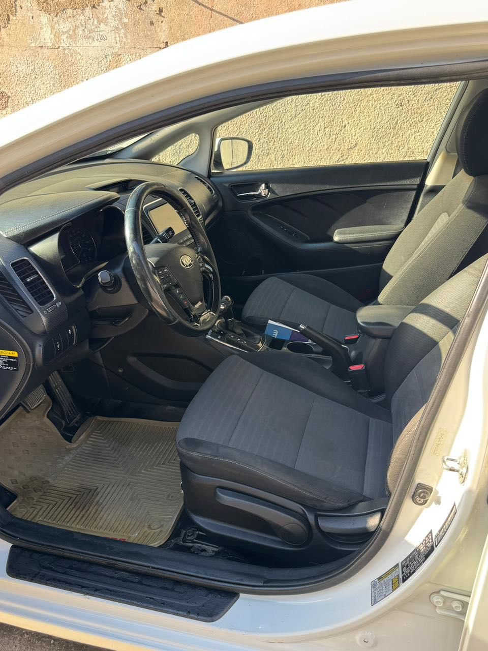 سلام عليكم 
كيا فورتي 2017
السياره بيها جاملغ وبنيد 
الجاملغ معمر نفسه والبنيد مبدل 
رقم بغداد باسمي 
مكاني الشعب شارع الاسواق
السعر 118$ وبيها مجال 

***********
