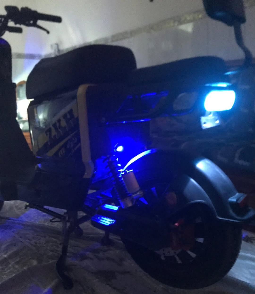 من رخصة الادمن دراجة R11 ونلي سرعة 80km عدد البطاريات 5 ملف 2000w الدراجة اخت الجديدة ماشية 5 الاف دراجة مشدودلها صندوق + ستاند موبايل + دسكات جديدة ام بي ثري الكهربائيات كلها شغالة الدراجة بيها بك R الرجوع للخلف اربع سرع شلعة تشك الكاع دبل اشارة والفدرالي تشتغل على الكرت والسويج شاحنة جديدة ام العداد تخم ويارات اصلي للبطاريات شادلها مري هم وياها والتجوة والكشن الخلفي موجودات وياها السعر 550 الف وبيها مجال بسيط واسف على الاطاله 
مكاني اعظميه. او قاهره تواجدي 

+964 771 230 2067
للاستفسار اكثر هذا  رقمي
