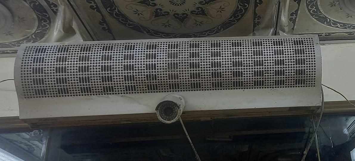 السلام عليكم اخواني عندي مكتبة وصارت ضروف واريد اعزل المكتبه وعندي غراض مكتبة كاملة طابعات سبلت بردةعازل هواء جهاز كبس وعارضات فاتحينه وراح انزل الصوره في المنشور والي يحب يشتري عنواني مدينة الصدر او الاتصال على الرقم ***********يوجد واتساب الأسعار على الخاص مستعجل عل بيعتهن 
ملاحظة جميع الغراض شغاله
