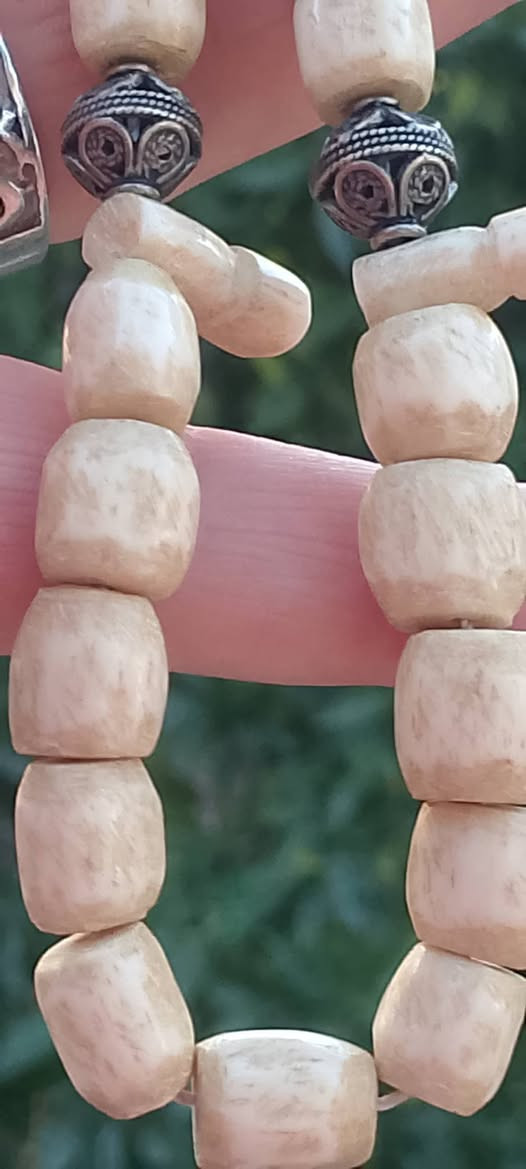 سلام عليكم ورحمه الله وبركاته 💚💚
 ماحبيت غير بالقطعة شي ولاضيف عليا لانو جمالها بقدمها
مسبحة عضم انتيك شغل يدوي بخيطها الاساسي مع فواصل فضة انتيك 💚💚


**إذا كنت صاحب هذا الإعلان وتريد حذفه لأي سبب، رجاءا أرسل رسالة إلى الدعم الفني**