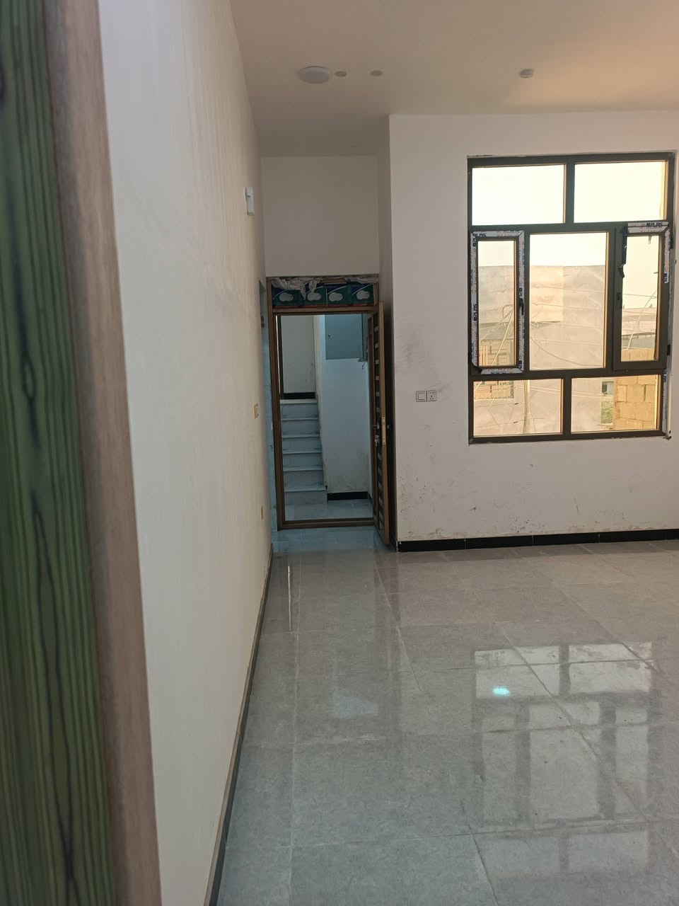 دار للايجار مكون من طابقين كل طابق معزول عن لاخر لارضي بناء حديث ويحتوي على غرفتين ومطبخ صالة ديوانية وكراج لايجار 700 الف الطابق الاول غرفتين دوانية مطبخ  وصالة الدرج خارجي بيت زيرو غير مسكون لايجار 650  البيت في لاكوات الثانية لاتصال ***********
