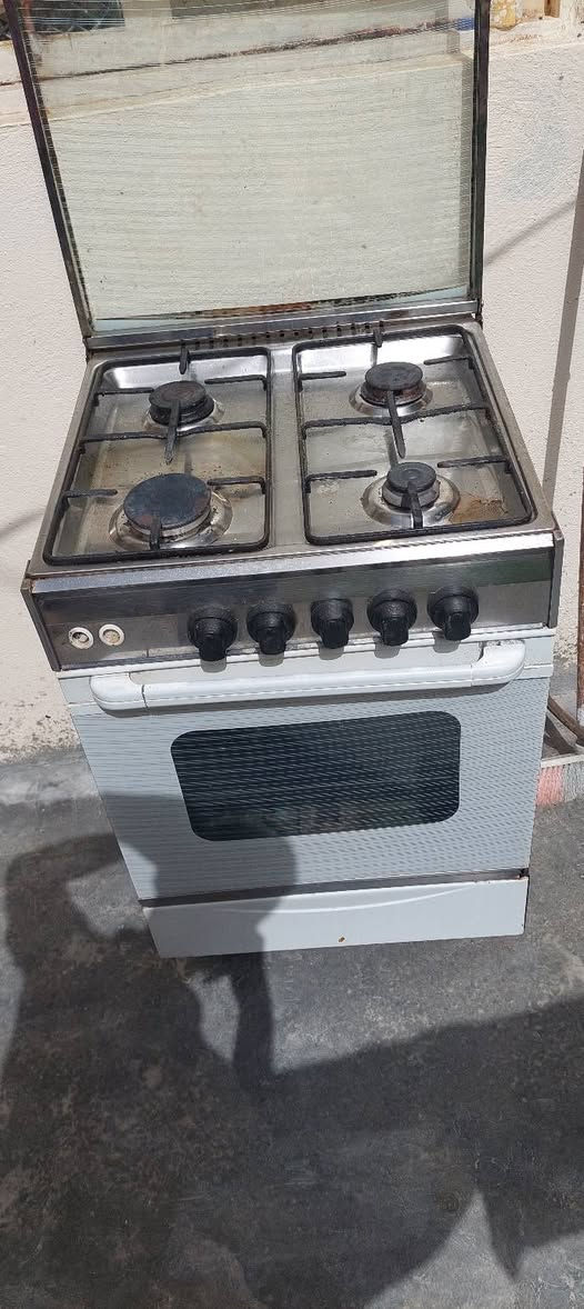 للبيع بوفيه طول 2ونص وطباخ كبير وطباخ صغير مكاني الخالص كلشي وسعره ***********
