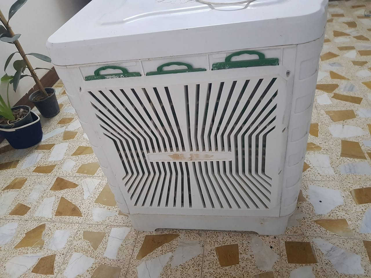 مبرده حجم ٢٥٠٠ مستعمل شي قليل السعر  خاص ***********حي الشيماء الجانب الأيسر
