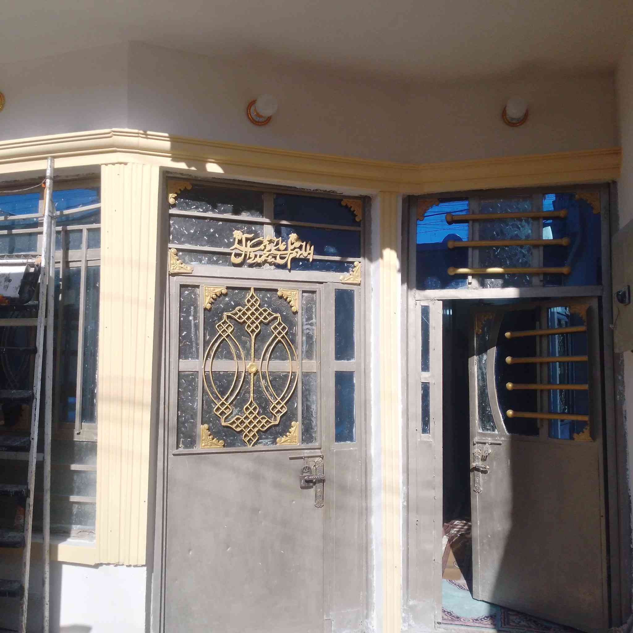 السلام عليكم بيت 100متر للبيع
حي طارق شارع الوسط دربونه بيت مري
ثالث بيت عن الشارع يحتوي على استقبال 5/3
صاله  مطبخ معزول عن البيت
غرفة نوم 5/4
حمام داخلي وخارجي
منور 
صطح وبيتونه مطبك شتايكر
البيتونه عوزها لبخ 
البيت مطبك كاشي عدى غرفه النوم شتايكر
السعر 65 بيه مجال بسيط
‏‪***********‬‏
