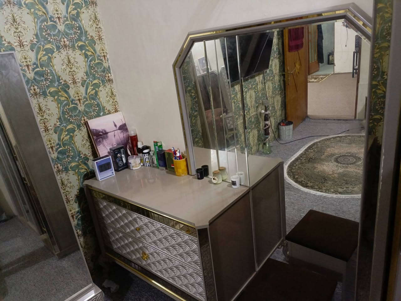 غرفه تركيه جديده استعمال قليل كلش نضيفه
عشر قطع + دوشك جديد 
الشراي يتصل 
***********
