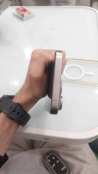 ايفون 15 برو ماكس ذاكره 256بطارية ١٠٠ مكفول من كلشي لا مفتوح ولا مصلح ...