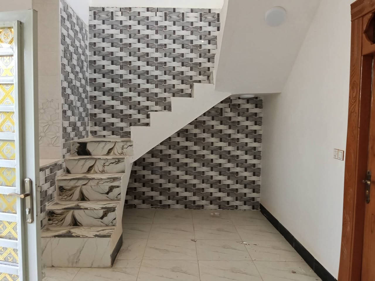 دار للبيع مساحه 100 مربعه  تحفه فنيه 🏘 خدمات كامله من ماء 💧وكهرباء 💥ونترنيت ضوئي وناره شوارع ليليه ومدرس وتبليط للباب العنوان بشارع الصب مقابيل ملحق قريه الغدير بلخط الاول قريب عن شارع شاىع بعرض 12متر السعر 42مع المجال الاستفسار اكثر مرسله وتساب *********** وبخدمتك
