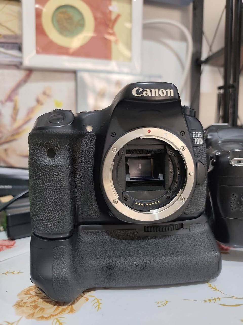 الكامره بلاشش
كانونd70   شرط الفحص 
عيبها فقط الاشارات الئوتو والمنوال
تجيك مع بطاريتين وشاحنه وعدسه 18-55
وجنطه


**إذا كنت صاحب هذا الإعلان وتريد حذفه لأي سبب، رجاءا أرسل رسالة إلى الدعم الفني**