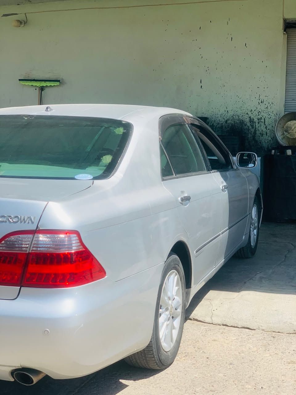 ToYoTa Crown shaina 2007 براوە بەسمە رەساسی 
سەیارەکە براوەیە بێ تەقەو ڕەقەو جایزە شوێن براوەکەی لەحیم کراوەتۆ  بەشەرت گێرو مەکیمە  سفر سفر 
٣دوگمە 
٣پەردە
سەلاجە 
مەرکەزی 
رۆیاڵ 
***********
