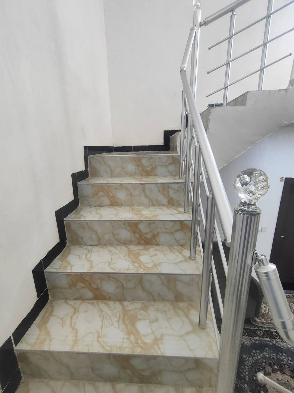 بيت في مجمع الزهراء السكني ثلاثه غرف نوم فول واستقبال ثلاث مجمع صحيات حديقه اماميه وحديقه خلفيه كراج سياره هذا رقمه بالبيت ***********
