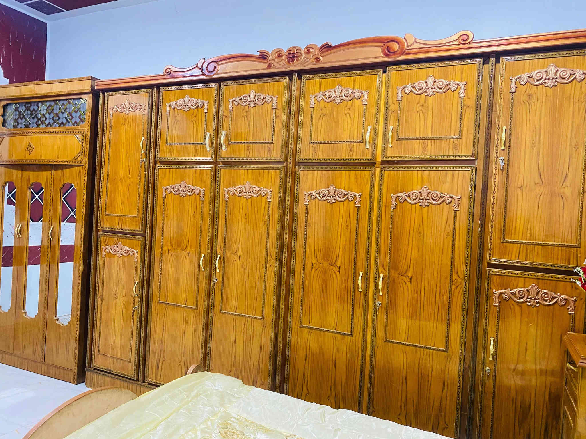 توجد غرفة نوم توج حطاطة متكونة من 5قطع نضافة فول السعر مليون و350 وبيها مجال العنوان الرمانة الاتصال ***********
