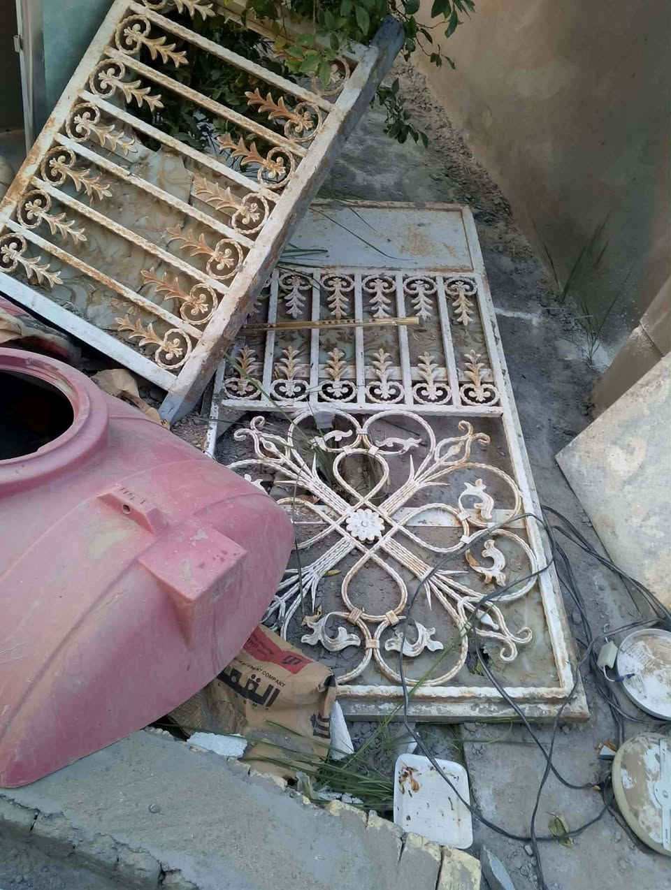 السلام عليكم شبابيك وبيبان حديد تسكام للبيع المكان السنيه السياحي للاستفسار الاتصال بالرقم ***********
