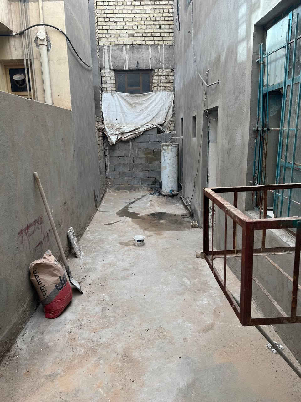 السلام عليكم منزل للبيع مساحه ١٢٦ قرب مجمع معتز فرع حسينه دار الامام الحسين البيت غير مسكون للتواصل علئ رقم الهاتف ***********
